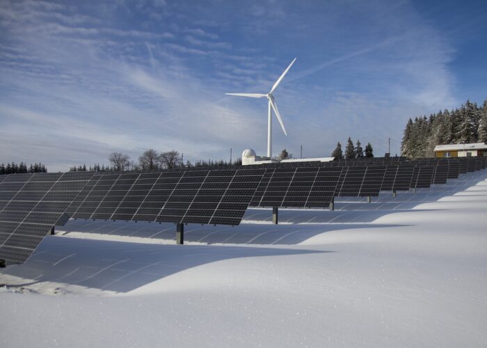 Erneuerbare Energie. Photovoltaikanlagen und ein Windrad.