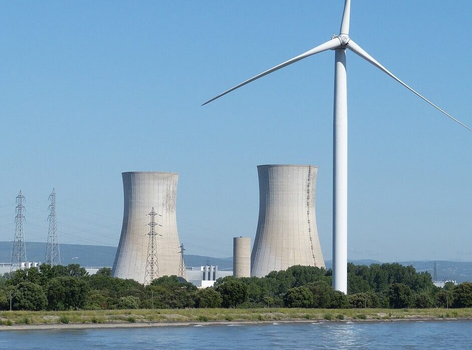 Atomkraftwerk neben einem Windrad